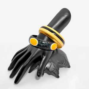 Pulseras de puños de madera y latón de resina multicolor de la India Brazaletes con cuentas de platino para bodas, compromisos y fiestas - Product Image 2