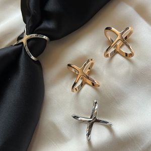 Anneau de serviette en forme de croix dorée de luxe, support en métal géométrique moderne simple pour une décoration de table élégante et chic pour les mariages et les restaurants - Product Image 3