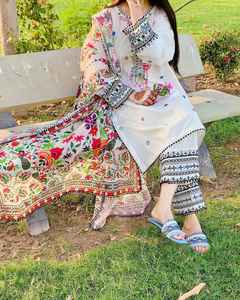 Nuevo diseñador listo para usar ropa de fiesta muselina hilo de algodón y Zari bordado trabajo Top y pantalón con impresión digital Dupatta - Product Image 2