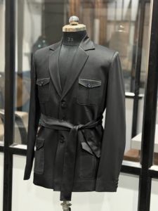 Chaqueta Safari Negra de Lujo para Hombre con Cinturón, Corte Entallado, Estilo Militar con Múltiples Bolsillos, Blazer Casual para Negocios - Product Image 5