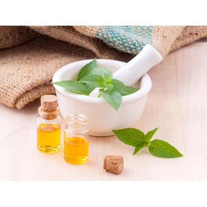 100% Pure Holi Basil Essentie Oil Venta al por mayor Bulk Essential hoil Basil Oil Aceite de albahaca Holi natural y puro - Product Image 1