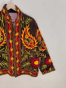 Veste en velours Suzani brodée à la main pour femmes, veste bohème en velours unique, élégante, vêtement d'extérieur d'hiver, tendance moderne - Product Image 3