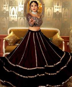 Vêtements de mariage les plus choisis Tissu de velours prêt à l'emploi Séquence de travail Lehenga Choli pour les femmes indiennes et pakistanaises Alphanumero - Product Image 5