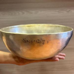 Cuenco de Metal inspirado en el Himalaya, producto artesanal Budista para curación de Chakras y terapia de baño de sonido - Product Image 3
