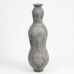 Conja Black Urne de sol en argile terracotta rustique, forme sablier, artisanale, grand vase décoratif en grès, vente en gros - Product Image 1