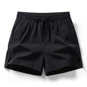 Short de sport OEM avec poches pour hommes, short d'entraînement en nylon avec logo personnalisé de 5 pouces, short de gymnastique noir pour hommes - Product Image 3