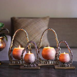 Soporte de vela dorado de metal sólido con acabado de gama alta Diseño único para centro de mesa de Navidad Incluye tarro de vela - Product Image 1