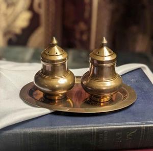 Ensemble salière et poivrière en métal fait main à motif rustique pour ajouter une touche de style patrimonial à votre table à manger et à votre cuisine - Product Image 5