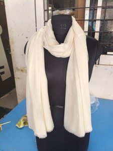 Chal de lana merino puro suave y ligero hecho a medida, calidez sostenible con estilo elegante. Ideal como base perfecta para bordar. - Product Image 5