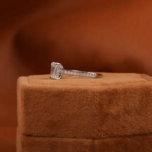 แหวนหมั้นสไตล์คลาสสิกสีขาวทอง14KT พร้อมด้วยเพชรที่ผ่านการรับรอง4.0กะรัตมรกตสำหรับปลูกในห้องปฏิบัติการ - Product Image 2