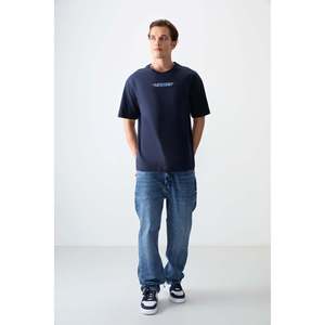 เสื้อยืดพิมพ์ลายทรงโอเวอร์ไซส์เนื้อผ้าฝ้าย 100% สีกรมท่าสำหรับผู้ชาย รุ่น Air Jones - รุ่น 88356 - Product Image 2