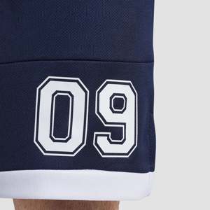 Shorts de sport bleu marine 100 % polyester taille XS avec taille élastique, imprimé en relief, style cargo tendance avec logos décoratifs - Product Image 6