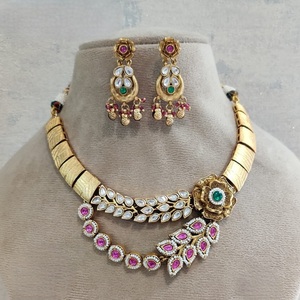 Ensemble de colliers élégants en plaqué or avec fleurs Kundan Collier de mariée en pierre de conception rose pour mariage, fête ou fiançailles pour femmes - Product Image 1