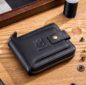 Portefeuille noir compact doté d'une fermeture à glissière sécurisée et d'une fermeture à bouton-pression. Disponible à un prix de gros. - Product Image 1