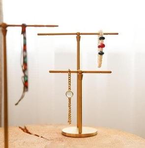 Support à bijoux sophistiqué en métal plaqué or traditionnel avec crochets rotatifs pour organiser les colliers délicats et éviter les nœuds - Product Image 6