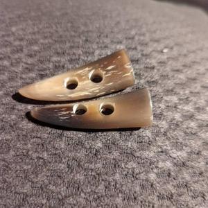 กระดุมห่วง 2 รู ทนทาน จำหน่ายจำนวนมากสำหรับผู้ผลิตเสื้อผ้า - Product Image 2