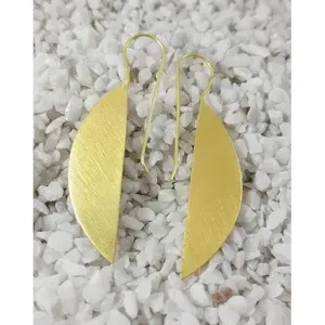 Boucles d'oreilles pendantes géométriques plaquées or avec accents de perles et de diamants - Product Image 1