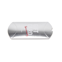 Boîte à oreiller pliable en argent avec surface brillante en relief et stratifié mat fabriqué à partir de matériaux recyclés pour l'emballage de cadeaux