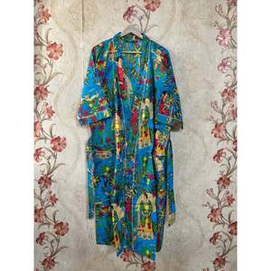 Vintagista para Frida Kahlo: Bata de algodón con estampado floral, suave, con cordón de ajuste y logotipo personalizado, ideal para el hogar y la noche. - Product Image 1