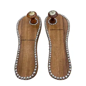 传统印度手工制作的木制拖鞋木制卡达马，手工制作的木制卡达乌