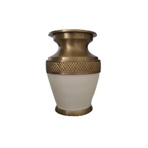 Urnas de recuerdo de cremación de latón de alta calidad con grabado de color dorado y blanco terminado para cenizas humanas-Suministro funerario - Product Image 1