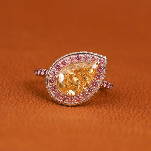 Anillo de compromiso con diamante cultivado en laboratorio con corte pera amarillo y halo de diamantes rosas redondos, piedra decorativa glamorosa, chapado en oro de 14 quilates - Product Image 2