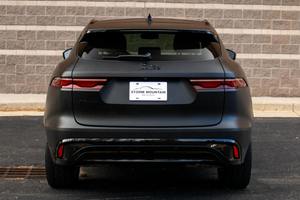 Jaguar F-Pace P250 S Turbo 4 cylindres, transmission intégrale, modèle 2022, en excellent état - Product Image 2