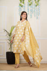 Ensemble Kurta droit en coton imprimé floral jaune pour femmes avec col en V et manches 3/4, stylé avec un pantalon imprimé et un dupatta - Product Image 5