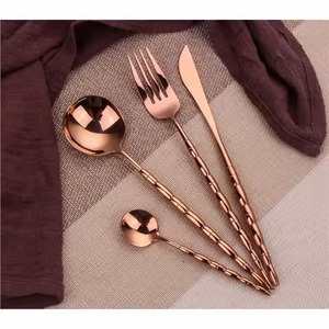 Ensemble de couverts de luxe en acier inoxydable plaqué or rose, couverts plaqués cuivre PVD avec poignée texturée unique, vaisselle moderne pour mariage - Product Image 1