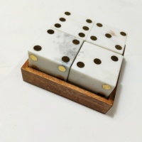 Ensemble de dés de luxe carrés élégants en marbre faits à la main avec support en bois – Jeu de 5 pièces pour décoration de table, jeux et cadeaux
