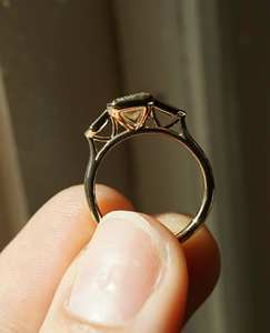 Bague de fiançailles en diamant Moissanite à trois pierres Bague taille émeraude de 1.61 ct pour elle dans un cadre sophistiqué élégant - Product Image 3