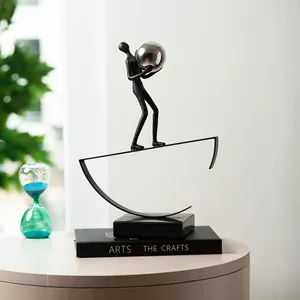 ชายยืนบนแท่นโชว์โลหะตกแต่ง (สีดำ) - Product Image 2