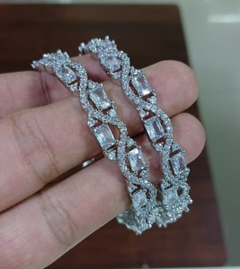 กำไลเพชรสไตล์คลาสสิกแบบอเมริกันและกำไลชุบเงินและเพทายทรงลูกบาศก์แบบดั้งเดิมและทันสมัยสำหรับผู้หญิงและเด็กผู้หญิง - Product Image 1