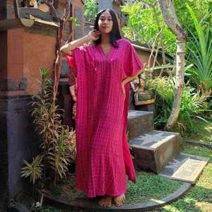 Robe maxi kaftan rose à col en V pour femmes, en coton uni, coupe ample, longue, kaftan de plage, tenue de villégiature - Product Image 1