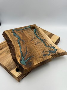 Grande planche à découper rectangulaire en bois avec coins arrondis, fabriquée à partir de bois certifié FSC et couteau à fromage en acier inoxydable - Product Image 2