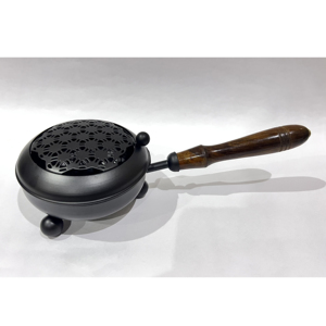 Brûleur d'encens indien fait à la main traditionnel en métal fer au design antique Brûleur Bakhoor Noir fini avec manche en bois et 3 pattes - Product Image 2