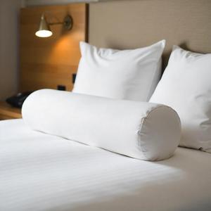 Almohada de microfibra transpirable oblonga Popular DE FÁBRICA DE Malasia con soporte suave completo Posicionador de sueño de Venta caliente - Product Image 3