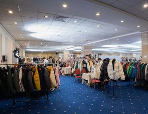 Maillot de basket authentique rétro personnalisé imprimé rouge, noir et blanc – 100 % polyester antibactérien sans manches - Product Image 3