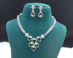 Élégant ensemble collier et boucles d'oreilles AD bijoux en laiton pour les cadeaux de Noël et les célébrations de vacances de haute qualité et prix - Product Image 1