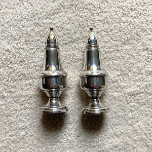 Juego de sal y pimienta de latón decorativo con acabado adornado para usar en comidas de inspiración real o regalos - Product Image 1