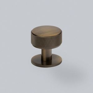 Perillas de latón ideales para cajones y unidades de almacenamiento, que añaden un toque elegante a los diseños tradicionales de muebles para el hogar. - Product Image 5