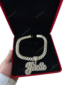 Colgante de Plata de Ley 925 con Moissanita de Corte Redondo VVS, Letra 'Yinette', Engaste de Garra, Personalizable, Joyería Unisex para Fiestas de Estilo Hip Hop - Product Image 1