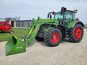 Tractor Fendt 824 Vario de calidad premium diseñado para la excelencia agrícola moderna con una gran fiabilidad del motor y venta al por mayor - Product Image 3