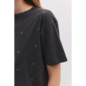 T-shirt décontracté 100% coton avec détail de bague en métal perforé - Product Image 5