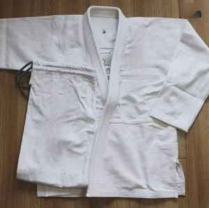 Uniforme de karaté personnalisable avec logo personnalisé pour vêtements d'arts martiaux et d'entraînement - Product Image 1