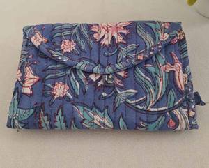 Beau sac à bijoux matelassé léger en tissu de coton écologique bleu foncé, fermeture à glissière réutilisable, bloc à main imprimé multifonction - Product Image 1