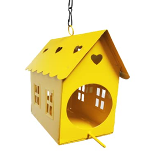 Una moderna casa de pájaros de metal plateado, probablemente hecha de metal perforado o grabado, perfecta para la estética contemporánea del jardín. - Product Image 2