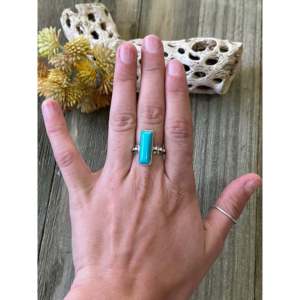 Anillo Navajo Hecho a Mano con Turquesa Kingman y Plata de Ley, Talla 6, Engaste de Bisel, Piedra Natural, Uso Diario - Product Image 2