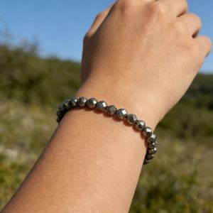 Bracelet en pyrite véritable fait à la main, délicat, minimaliste, perles rondes facettées scintillantes, bijoux en gros - Product Image 3