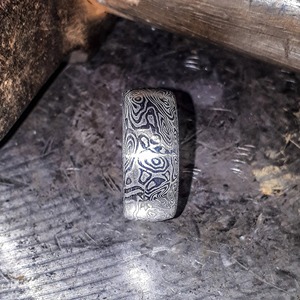 แหวนเหล็กดามัสกัสทำจากสแตนเลสทำด้วยมือออกแบบได้ตามต้องการมีสไตล์นักรบไวกิ้งที่ได้รับแรงบันดาลใจจากเครื่องประดับแฟชั่นจากมีด Arwin - Product Image 3